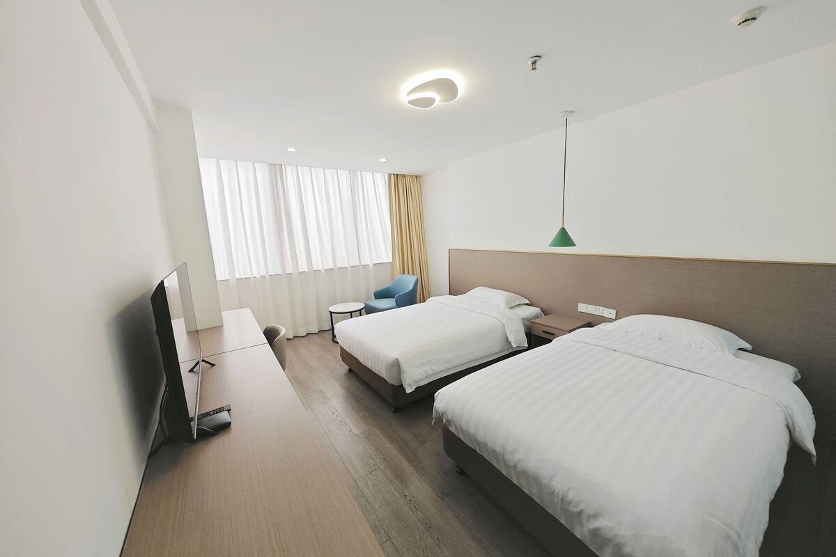 Habitación Premier con 2 camas individuales | Tabla de planchar con plancha, wifi gratis, ropa de cama