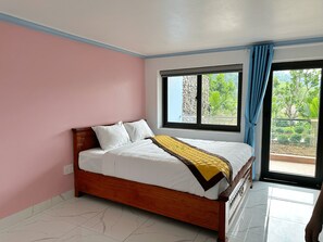 Habitación doble superior, balcón, vistas a la colina | Escritorio y wifi gratis