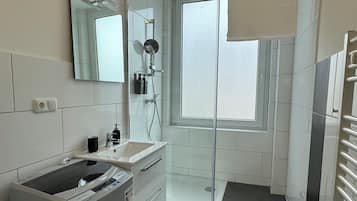 Dusche, Haartrockner, Handtücher, Seife
