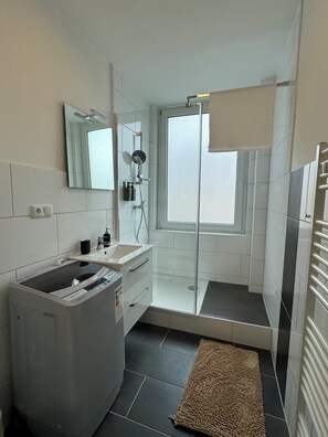 Dusche, Haartrockner, Handtücher, Seife