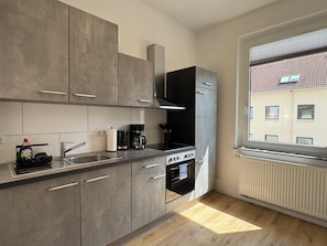 Kaffetrakter/tekoker, kjøleskap, mikrobølgeovn og ovn