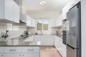 Private kitchen - Localizada Numa Área Urbana, Esta Casa é uma Verdadeira Joia Perto da Praia (Lagoa)