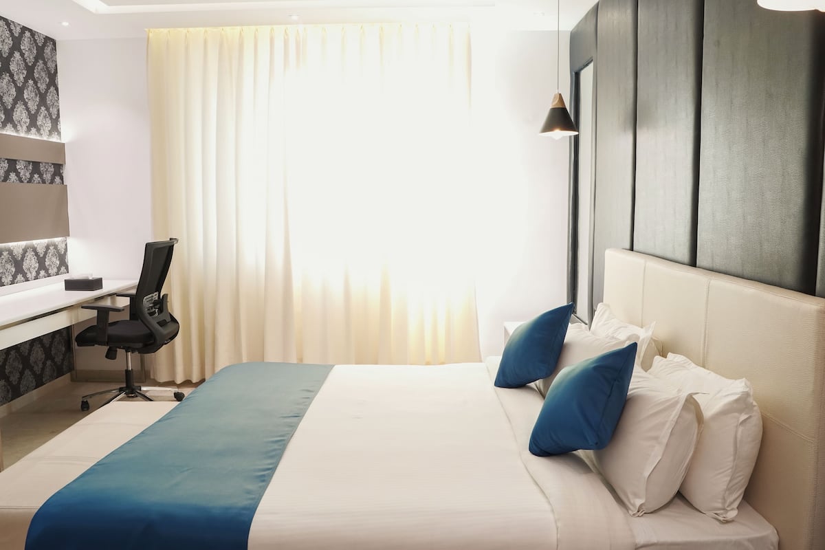 Escritorio, espacio para trabajar con laptop y cortinas blackout 