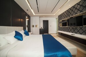 Suíte, 1 quarto, sacada, vista para a cidade | Escrivaninha, espaço de trabalho para notebook, cortinas blackout