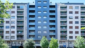Un immeuble d’appartements de hauteur moyenne, doté de nombreux balcons et d’une tour centrale.
