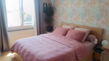 3 bedrooms, iron/ironing board, WiFi, bed sheets