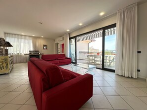Smart TV - Luxury Penthouse Near the Beach (Marina di Pietrasanta)
