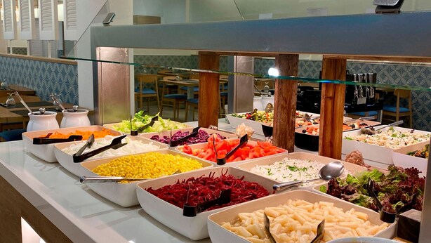 Een buffet met diverse gerechten en bestek.