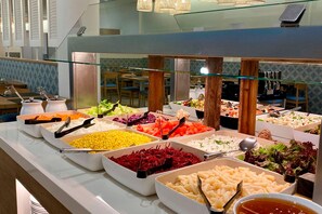 Ein Buffet mit verschiedenen Speisen und Besteck.