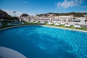 Una piscina al aire libre