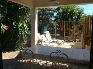 Outdoor dining - rez de Chaussée D'une Villa Avec Grand Jardin Situé à 1 KM de la mer (CANNES LA BOCCA)