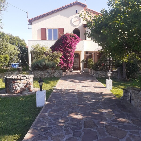Property grounds - rez de Chaussée D'une Villa Avec Grand Jardin Situé à 1 KM de la mer (CANNES LA BOCCA)
