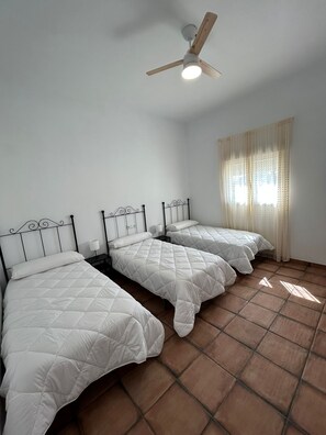 4 bedrooms, iron/ironing board, WiFi, bed sheets