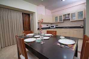 Apartamento superluxo | Cozinha privada | Geladeira, micro-ondas, fogão, talheres/pratos/utensílios de cozinha