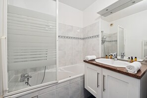 Dusche, Haartrockner, Handtücher