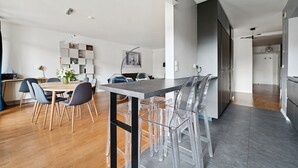 Eine moderne Küche mit grauen Schränken, einer Holz Arbeitsplatte und einem eingebauten Backofen.