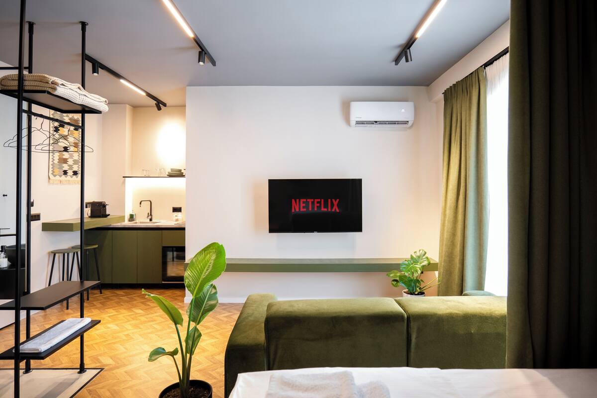 Studiosuite – deluxe, byutsikt | Sengetøy av topp kvalitet, wi-fi (inkludert) og individuelt dekorert