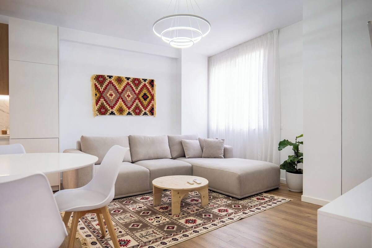 Leilighet – deluxe | Oppholdsområde | En 50-tommers smart-TV med kabel-kanaler samt Netflix