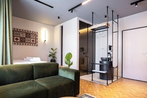 Deluxe studio suite, uitzicht op stad | Luxe beddengoed, individueel gedecoreerd, individueel gemeubileerd