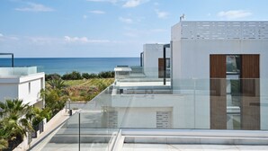 Ein modernes Gebäude mit Glasfassade und Blick auf eine Küstenlandschaft.