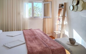 3 slaapkamers, een strijkplank/strijkijzer, gratis wifi, beddengoed