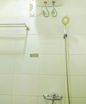 Shower - Hotel O Papi Inn Guesthouse (Palangkaraya)