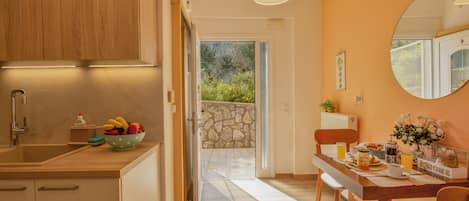 KĂŒhlschrank, Mikrowelle, Ofen, Herdplatte