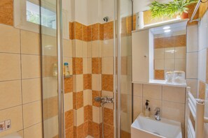 Dusche, Haartrockner, Handtücher, Seife