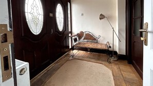 Ein Zimmer mit Bett, Schreibtisch, Stuhl und Lampe.