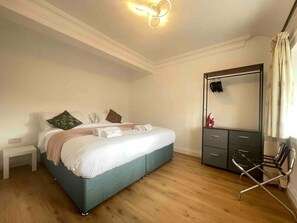 2 bedrooms, desk, iron/ironing board, WiFi