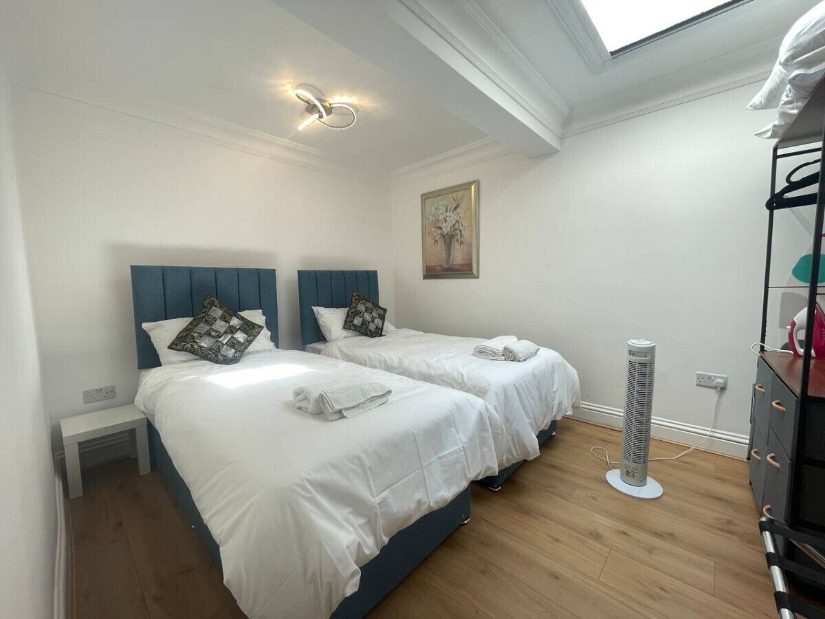 2 bedrooms, desk, iron/ironing board, WiFi