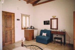 Estudio familiar (Trikalioti's Lush Estate Apt) | Cocineta privada | Refrigerador, parrilla de estufa, cafetera y tetera y tetera eléctrica 