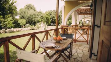 Family Studio (Trikalioti's Lush Estate Apt) | Balkoni