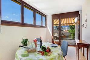 Standard-Apartment, Mehrere Schlafzimmer (Casa Nova Bella with free parking) | Speisen