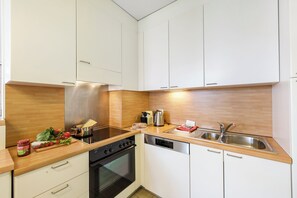 Refrigerador, microondas, horno, placa de cocina