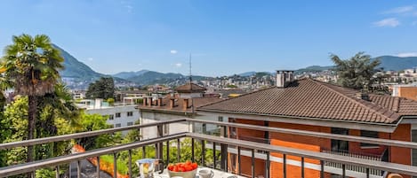 Lägenhet Standard - flera sovrum (Casa Nova Bella with free parking) | Restaurang utomhus