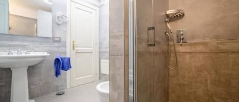 Shower, bidet, towels