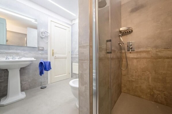 Regadera, bidet, toallas 