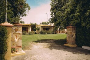 Exterior detail - Trikalioti\'s Lush Green Estate Apartments (Ilida)