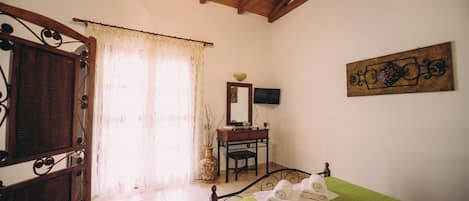 家庭開放式客房 (Trikalioti's Lush Estate Apt Afrodity) | 1 間臥室、免費無線上網、床單