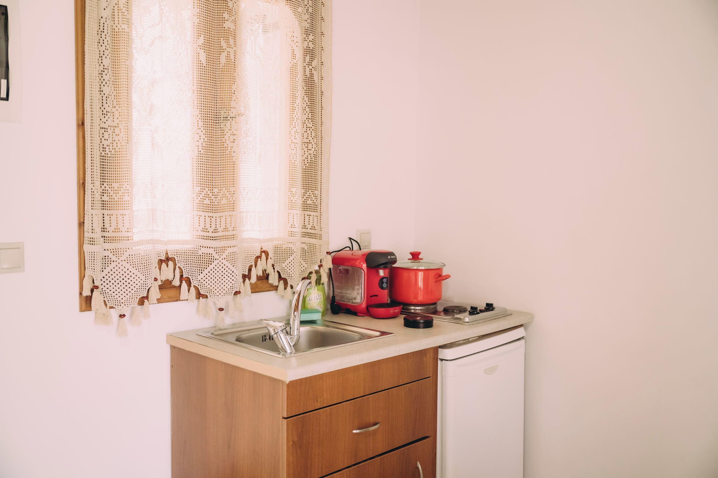 Családi stúdió (Trikalioti's Lush Estate Apt Afrodity) | Privát teakonyha | Hűtőszekrény, főzőlap, kávé-/teafőző és elektromos vízforraló