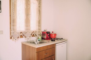 Familiestudio (Trikalioti's Lush Estate Apt Afrodity) | Eget tekjøkken | Kjøleskap, kokeplater, kaffetrakter/tekoker og vannkoker