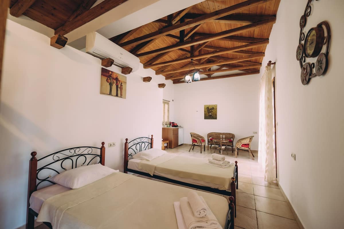 Familiestudio (Trikalioti's Lush Estate Apt Afrodity) | 1 soverom, wi-fi (inkludert) og sengetøy