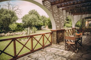 Family Studio (Trikalioti's Lush Estate Apt Afrodity) | Balcony