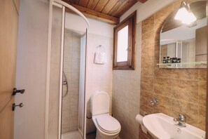 Douche, serviettes fournies, savon, shampoing