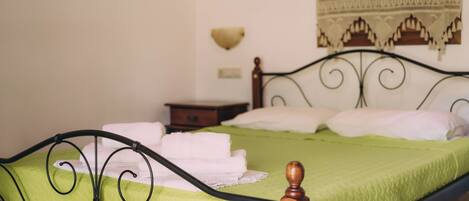 Family Studio (Trikalioti's Lush Estate Apt Afrodity) | 1 bedroom, free WiFi, bed sheets