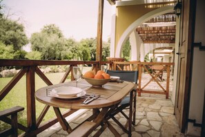Outdoor dining - Trikalioti\'s Lush Green Estate Apartments (Ilida)