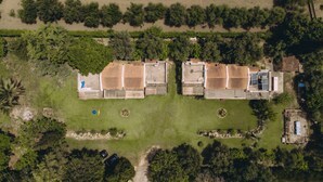 Vista aérea de una zona residencial con dos casas unifamiliares, cada una con entrada independiente y un pequeño jardín.