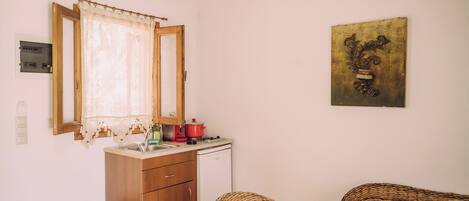 Family Studio (Trikalioti's Lush Estate Apt Afrodity) | Private kitchenette | Fridge, stovetop, coffee/tea maker, electric kettle