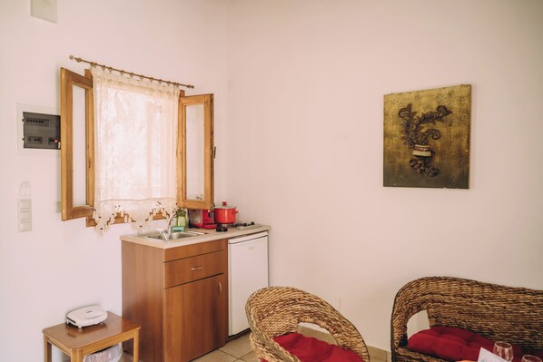 Family Studio (Trikalioti's Lush Estate Apt Afrodity) | Private kitchenette | Fridge, stovetop, coffee/tea maker, electric kettle